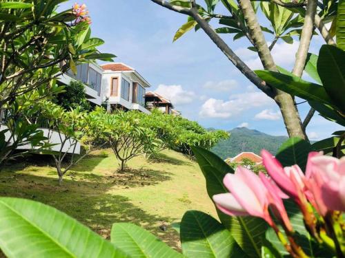 a house on a hill with a pink flower at 2 days Mekong cruise package with Mekong Lover Cruise from Houay Xay to Luang Prabang or Mekong cruise from Luang Prabang to Huay Xai - Thailand in Ban Khonkèo