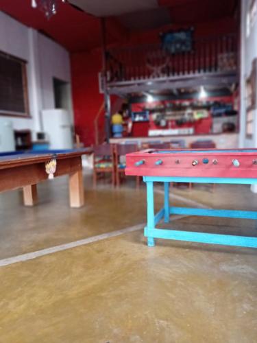 a ping pong table in a room with a pool table at Pe na Pedra quarto 2 in Atibaia