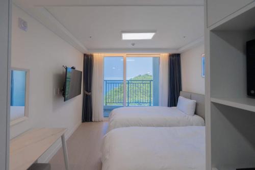 The Ocean by Owners hotel Yangyangにあるベッド