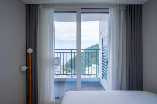 The Ocean by Owners hotel Yangyangにあるベッド