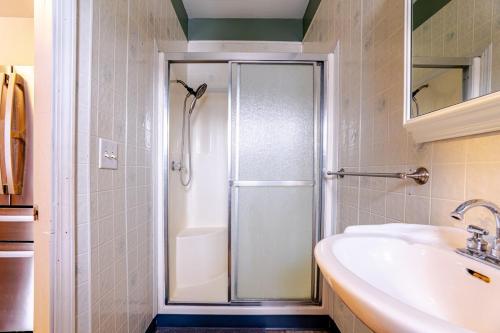 Koupelna v ubytování Lovely 2 bedroom apartment downtown Canisteo