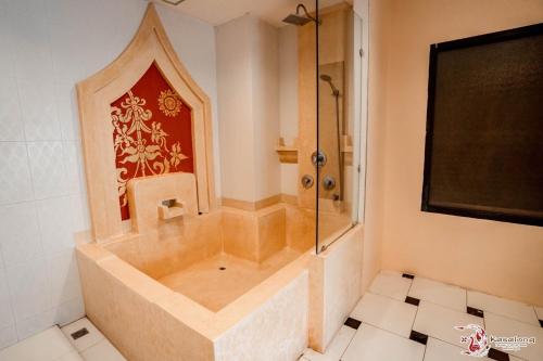 a bathroom with a shower and a bath tub at Kasalong Resort and Spa Pattaya in Pattaya Central