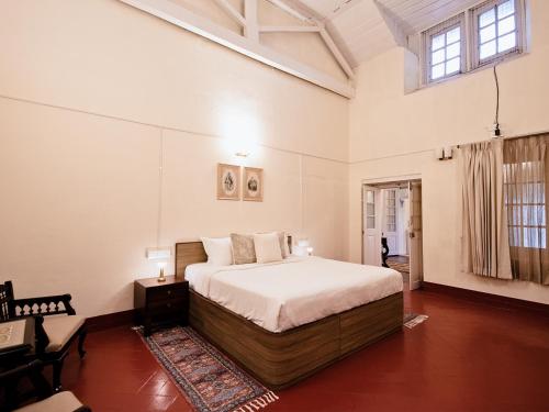 バルパライにあるSereniva Orange Grove Bungalowの部屋の中に大きなベッドがある寝室