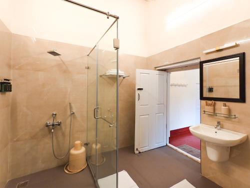 バルパライにあるSereniva Orange Grove Bungalowのシャワー、トイレ、洗面台を備えたバスルーム