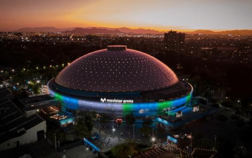 Una vista nocturna de un estadio de Miami con las luces encendidas. en Movistar Arena - Ohiggins Park - Parking, en Santiago