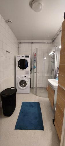 a small bathroom with a washing machine in the corner at Stor lägenhet för familj eller företag in Norrköping