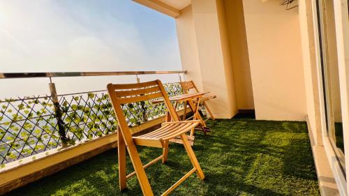 Un balcón o terraza en Premium Apartments In Gold Crest Mall With ALFATAH Access - DHA Phase 4 Lahore
