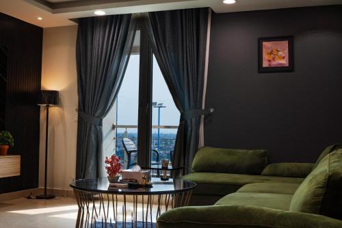 Un lugar para sentarse en Premium Apartments In Gold Crest Mall With ALFATAH Access - DHA Phase 4 Lahore