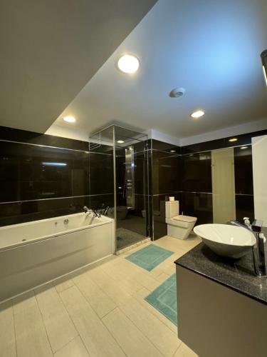 Bilik mandi di Magnifique appartement vue sur mer mobilart uniquement famille et pro !
