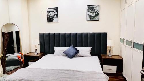 Una cama o camas en una habitación de Premium Apartments In Gold Crest Mall With ALFATAH Access - DHA Phase 4 Lahore
