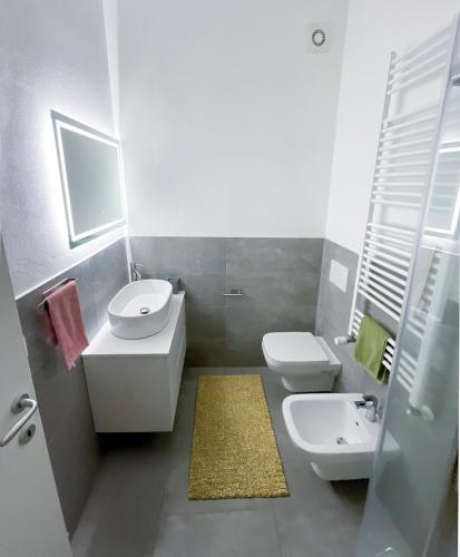 a bathroom with a toilet and a sink at Evelina Malpensa & Busto centro in Busto Arsizio