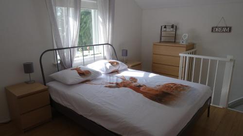 a bed with a poster of a woman on it at The Holidayhouse in Loon op Zand