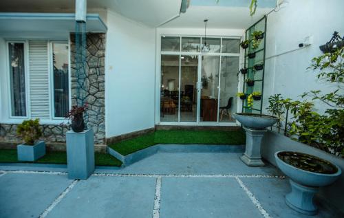 a house with a courtyard with a toilet in it at K's Cove in Kandy
