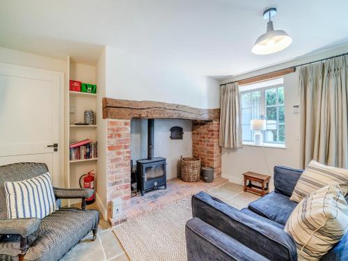 ein Wohnzimmer mit zwei Sofas und einem Kamin in der Unterkunft Kings Cottage North - Uk49855 in Broad Chalke