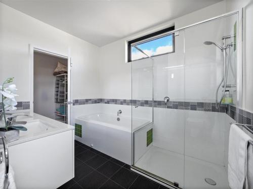 Bilik mandi di Bonnie View - Upstairs Studio Retreat for two