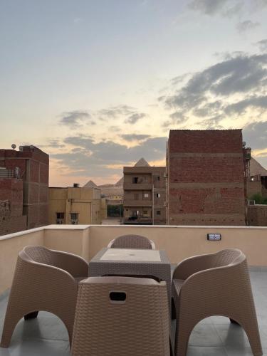 un balcone con sedie e vista sulla città di Saloumy pyramids hotel a Nazlat as Sammān