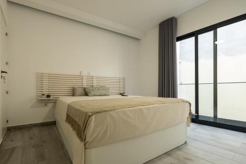 Un dormitorio con una cama grande y una ventana grande. en No Stress House, en Paul do Mar