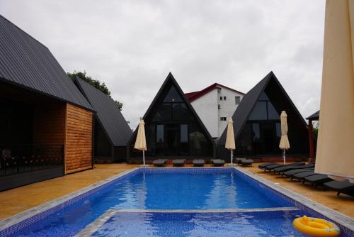 Swimmingpoolen hos eller tæt på 4 Cottages Georgia Kadeno