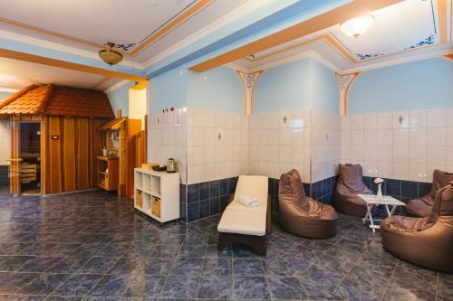 a waiting room with leather chairs and a table at Pension Török in Lesce
