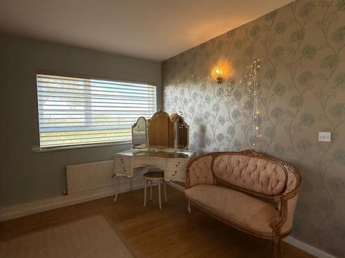 a room with a couch and a desk and a mirror at Villa 10 min bus to Oxford train in Oxford