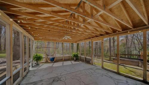 an empty screened porch with a wooden ceiling at Tranquilidad y todo cerca in Matthews