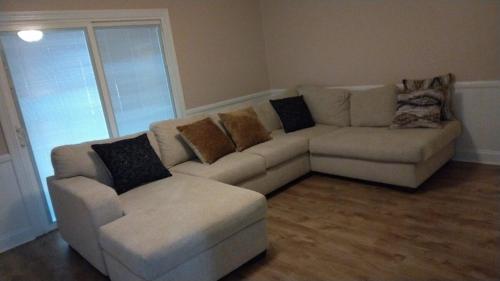 a living room with a couch and a chair at Tranquilidad y todo cerca in Matthews