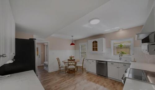 a kitchen with a table and a dining room at Tranquilidad y todo cerca in Matthews