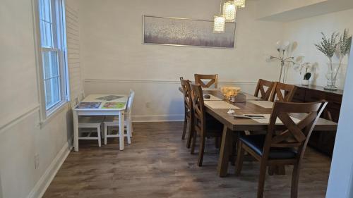 a dining room with a table and chairs at Tranquilidad y todo cerca in Matthews