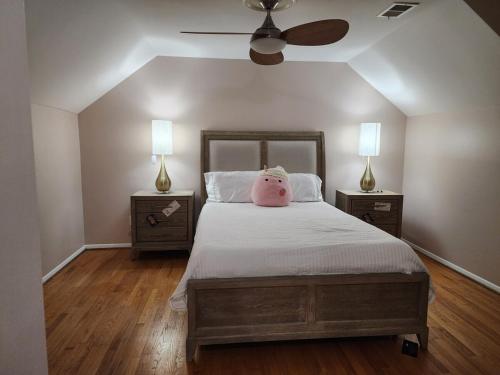 a bedroom with a bed with a pink pillow on it at Tranquilidad y todo cerca in Matthews