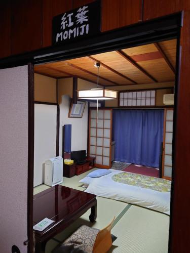 Ένα ή περισσότερα κρεβάτια σε δωμάτιο στο たき川旅館別館 orang house