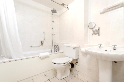 Bilik mandi di The Well guesthouse