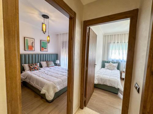 une chambre avec un lit et un miroir dans l'établissement Spacieux et luxueux appartement, à Marrakech