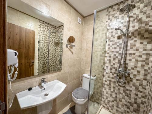 une salle de bain avec toilettes, lavabo et douche dans l'établissement Spacieux et luxueux appartement, à Marrakech