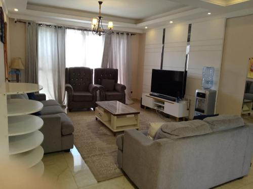 Un televizor și/sau centru de divertisment la Blonch's Airbnbs