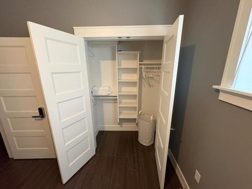 Φωτογραφία από το άλμπουμ του Spacious Walkout Garden-Level Luxe Kitchen στο Χάλιφαξ