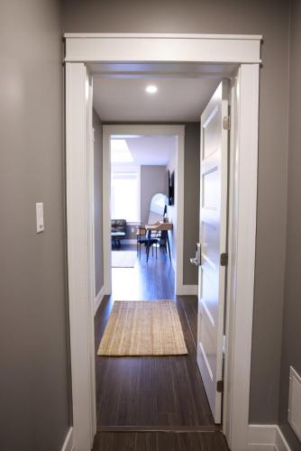 Φωτογραφία από το άλμπουμ του Spacious Walkout Garden-Level Luxe Kitchen στο Χάλιφαξ