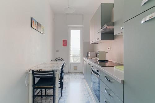 GuestHost - Bright Apartment near MM1 Turro