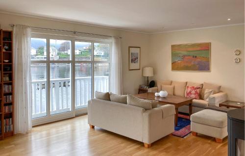 una sala de estar con un sofá y una mesa en Nice Apartment In Farsund With House Sea View, en Farsund