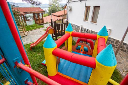 Ο χώρος παιχνιδιού για παιδιά στο Комплекс Родопска среща - Къщи и Апартаменти