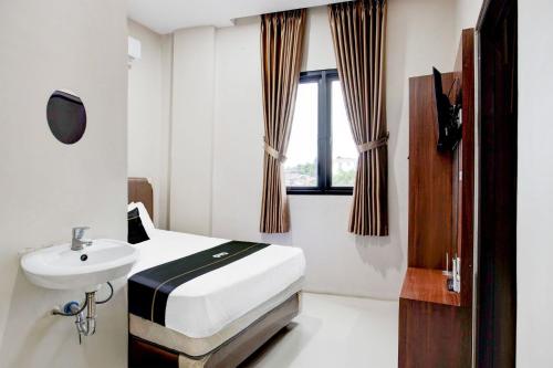 Телевизор и/или развлекательный центр в OYO 94765 Syafla Guesthouse