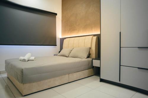 1 dormitorio con 1 cama con pantalla grande en 3BR Traders Park Apartment Cheras KL, en Kampong Bukit Dukong