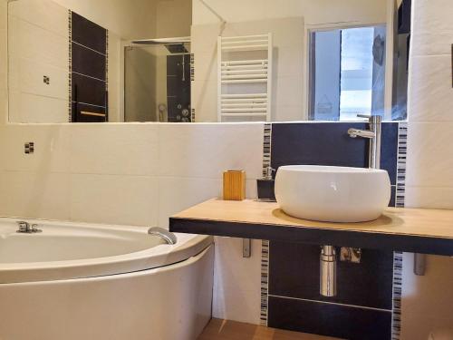 a bathroom with a sink and a toilet and a tub at Appartement lumineux à deux pas du port, avec terrasse in La Ciotat