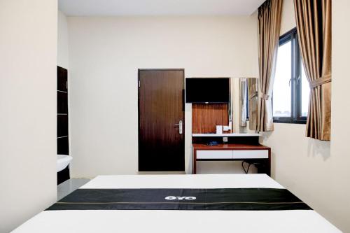 Кровать или кровати в номере OYO 94765 Syafla Guesthouse