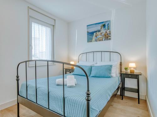 a bedroom with a bed and a window at Aida's Apartments in Puentes de García Rodríguez