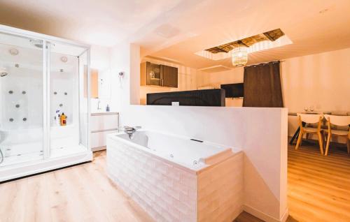 a bathroom with a bath tub in a room at Houston - Appartement cosy et original in Reims