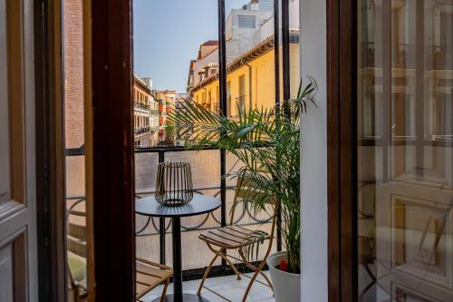 Blick auf einen Balkon mit Tisch und Stühlen in der Unterkunft Uma Suites Fuencarral in Madrid