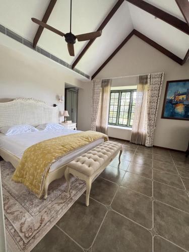 Giường trong phòng chung tại Hanberry Luxury Cottage