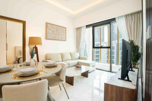 Escape24 Stylish 2BR with Pool View at Azizi Riviera