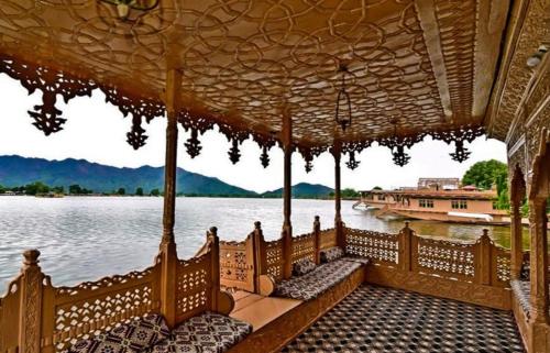 un bateau sur un lac avec un bateau dans l'établissement T luxury Heritage houseboat, à Srinagar