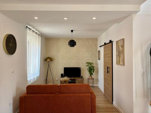 Televisyen dan/atau pusat hiburan di Le gîte du PN80 - Maison avec terrasse et jardin sur la véloroute de Fecamp